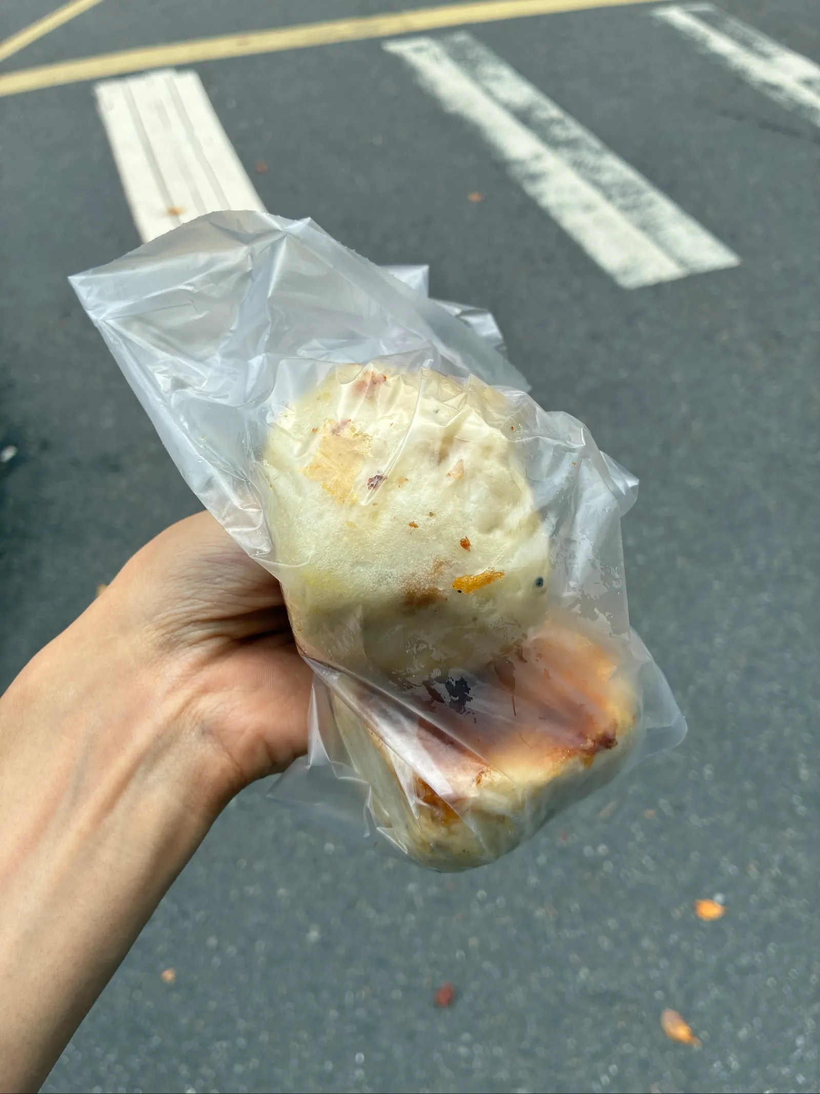 朝の屋台で買った台湾のお豚まん