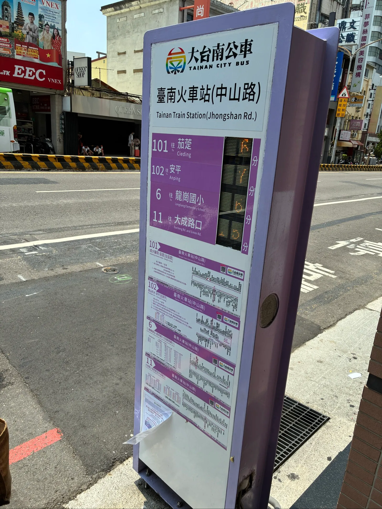 台南駅近くのバスターミナル
