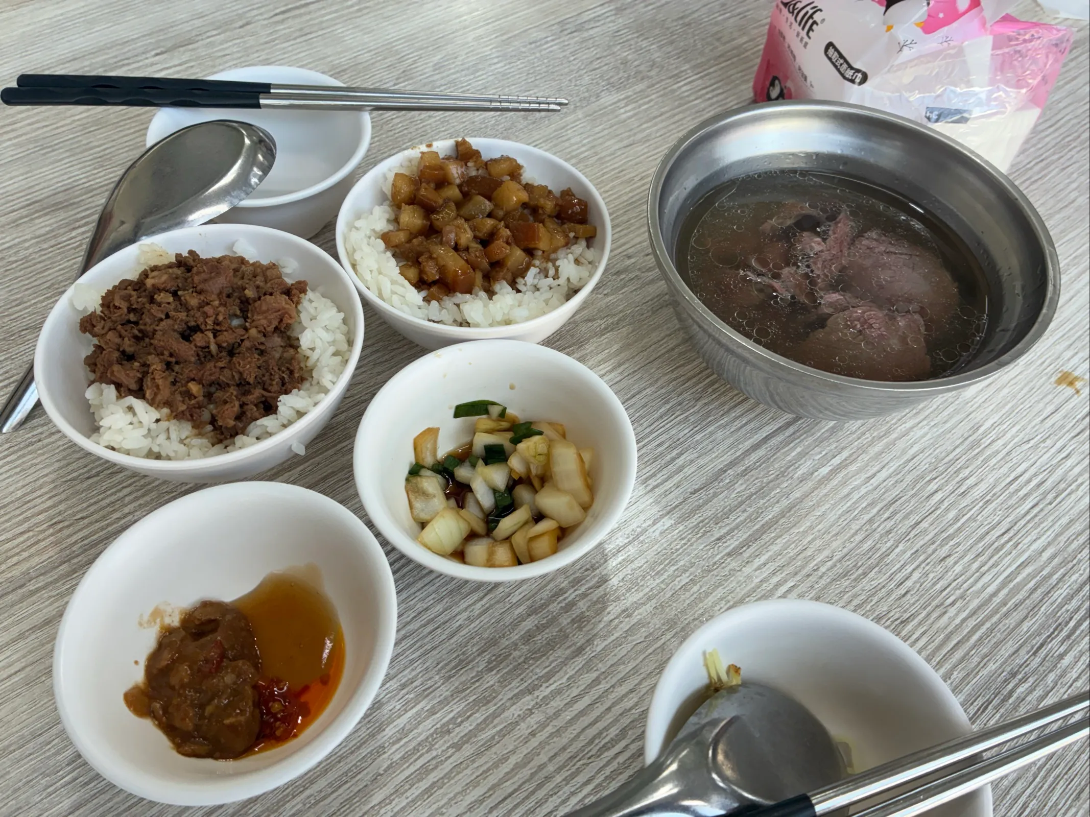 注文した牛肉とルーローハン