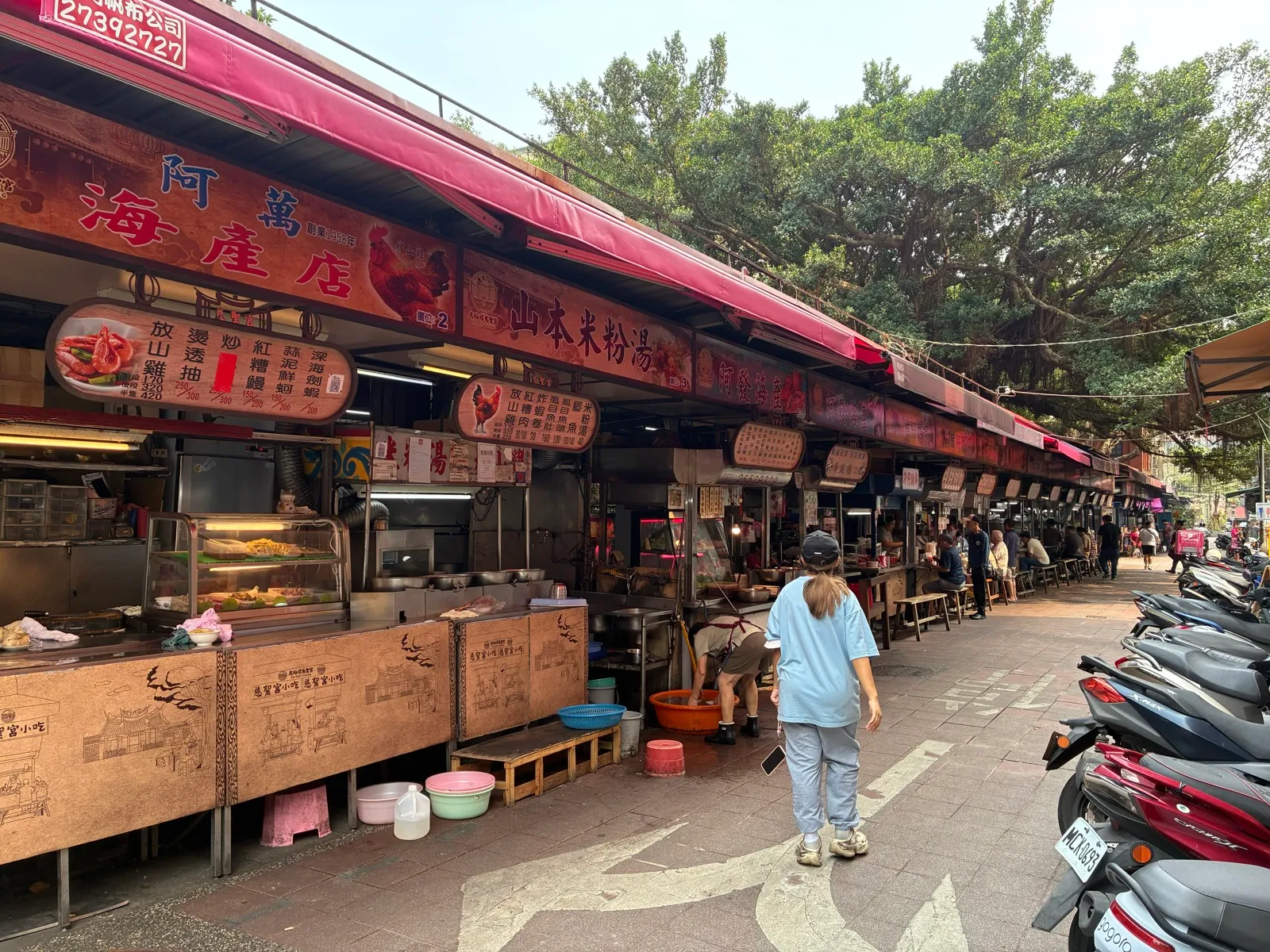 お寺の近くに並ぶ屋台