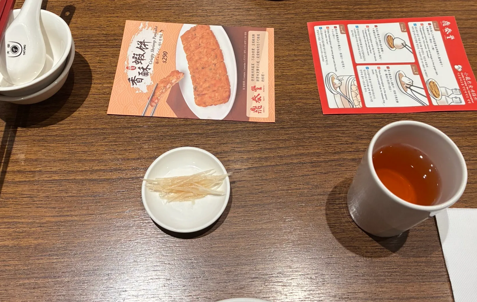 案内された席で用意されたQRコード