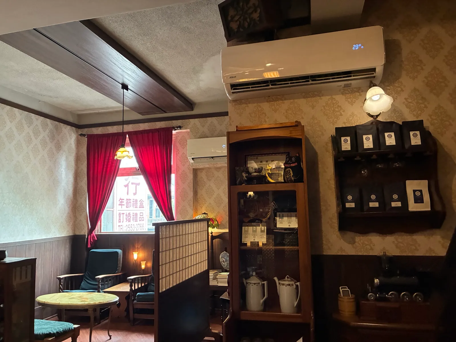 冷房が効いた店内