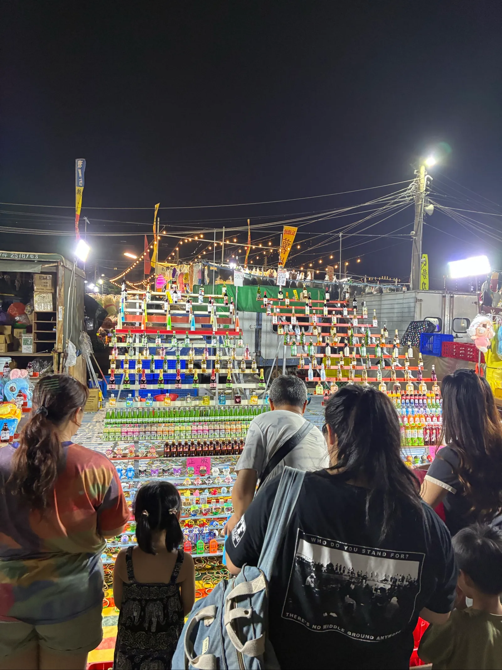 輪投げやゲームで盛り上がる夜市の屋台
