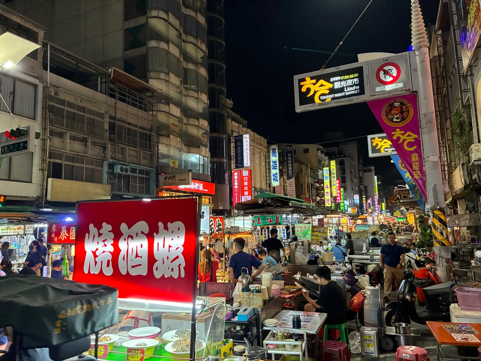ホテルから10分ほどで着いた夜市
