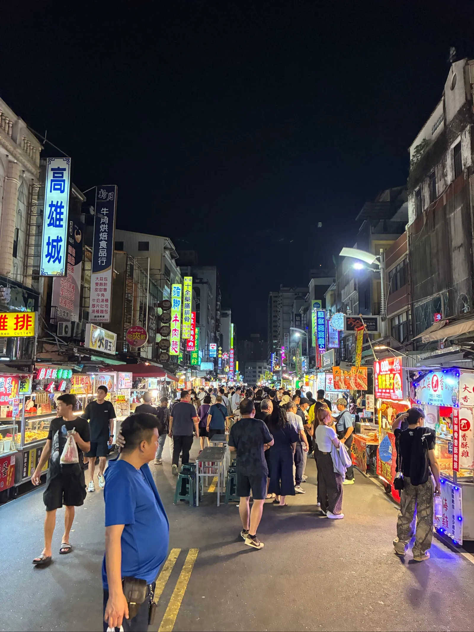 広々とした通路が特徴の夜市