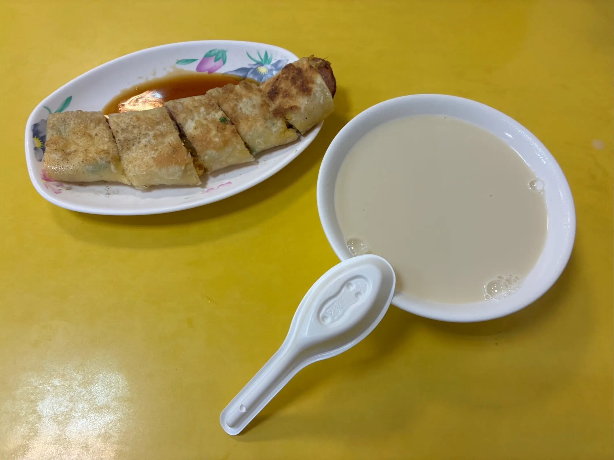 ホテル近くで食べた朝食（豆乳と小麦のロッティ）