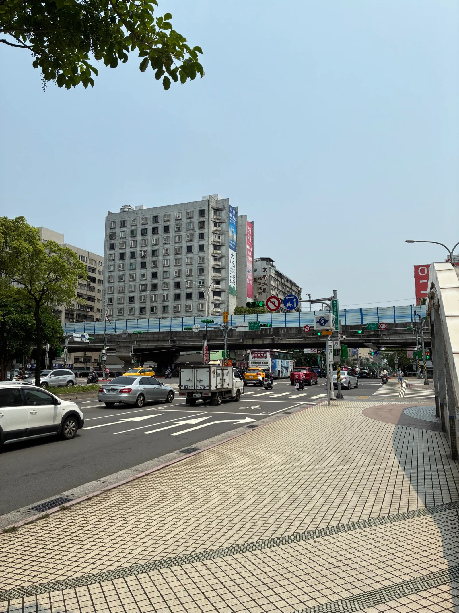 お寺に向かう道