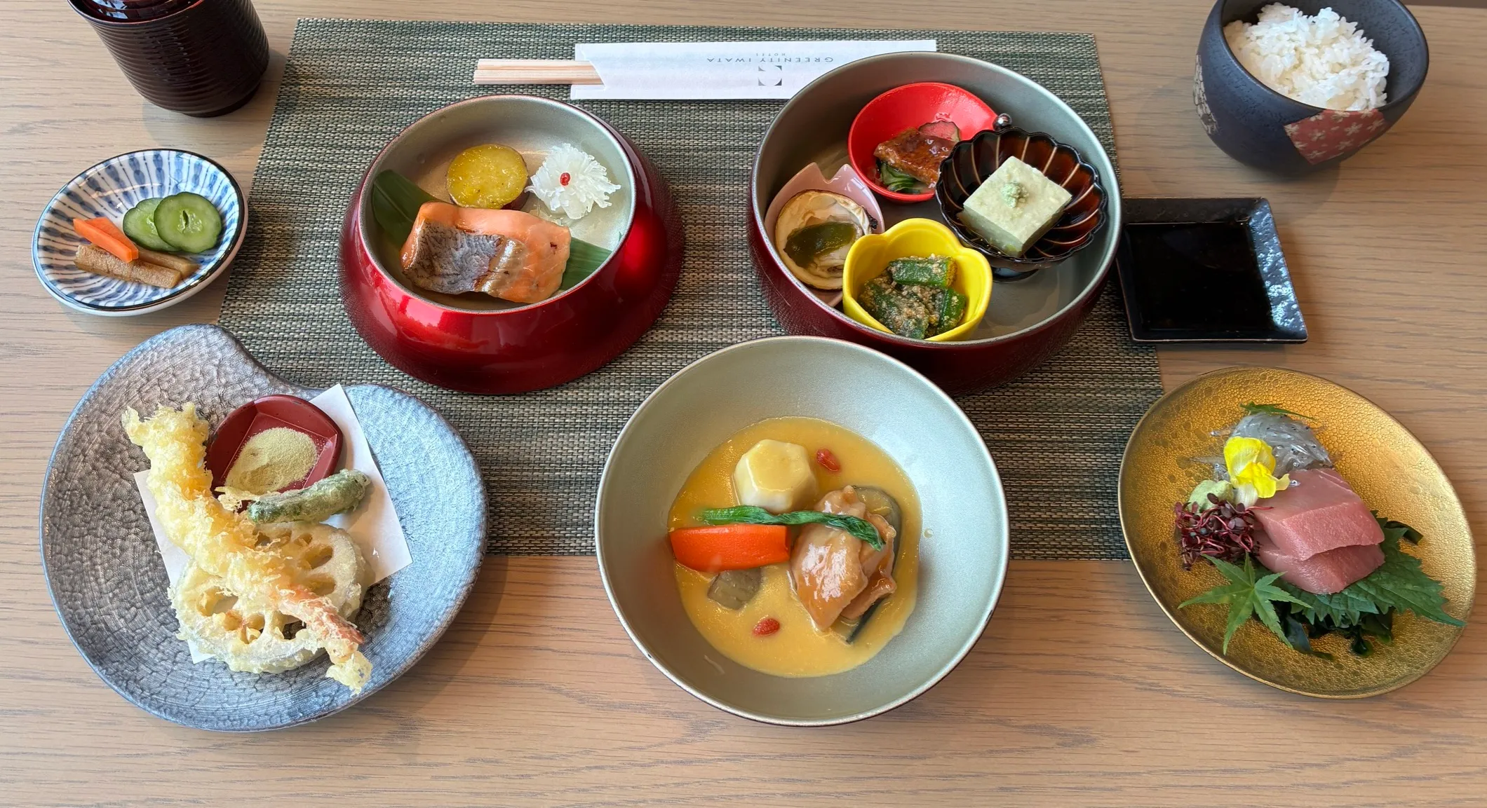 刺身や天ぷらが入った和食ランチ