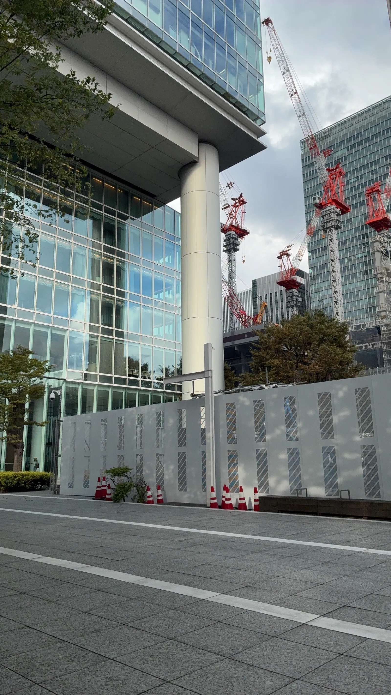 東京駅周辺のビルと工事現場