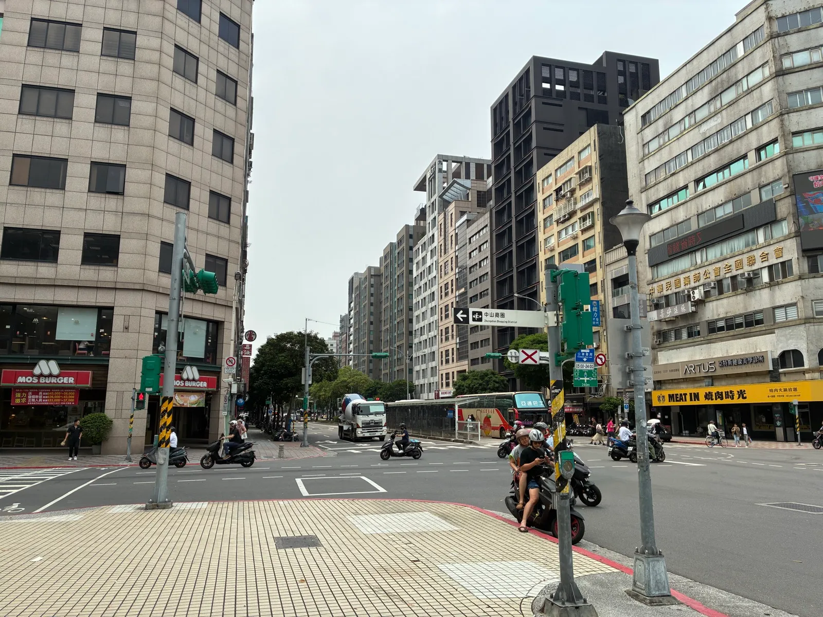 台北のMRT駅を出たところ